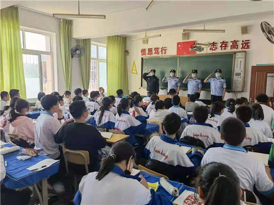 (待核實)鞍山臺安打造“無毒縣” 每個學生都是“禁毒大使”_fororder_幹警進校園講解毒品危害 供圖 臺安公安局