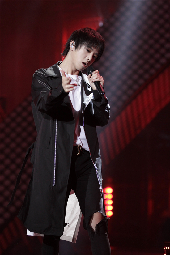 图片默认标题_fororder_华晨宇投入演唱