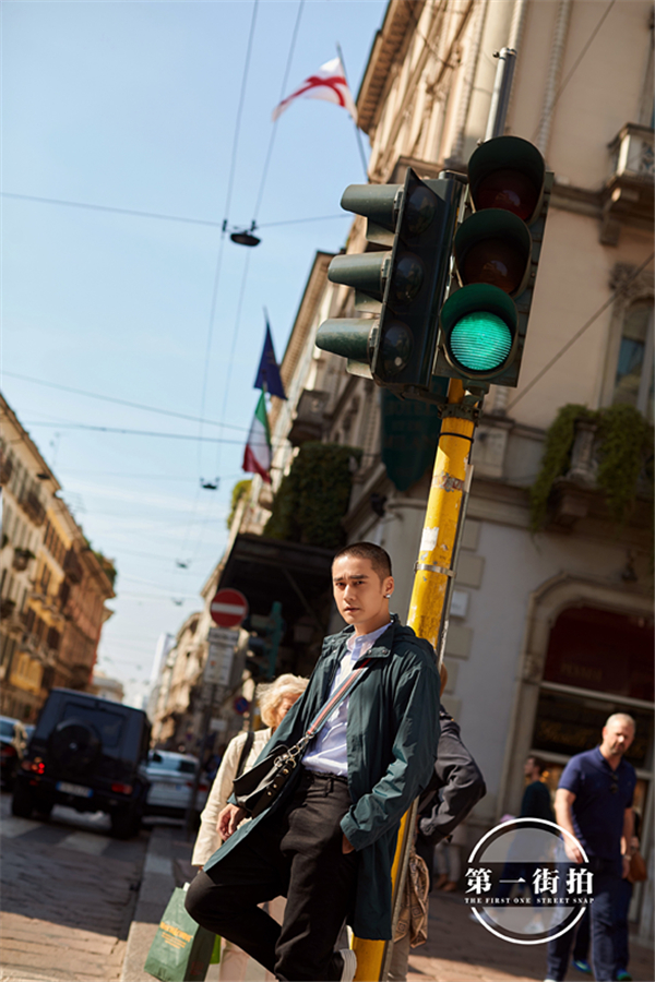 蔣勁夫最新街拍曝光 異國街頭愜意沐浴陽光_fororder_蔣勁夫米蘭街拍
