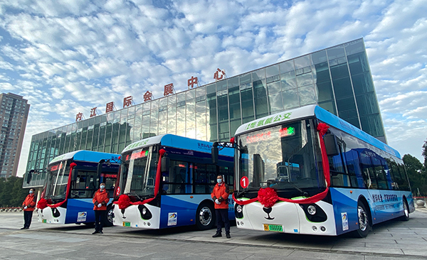 西部首條氫燃料電池重卡示範線在四川內江運營_fororder_2示範線首發儀式現場（攝影-王斌）