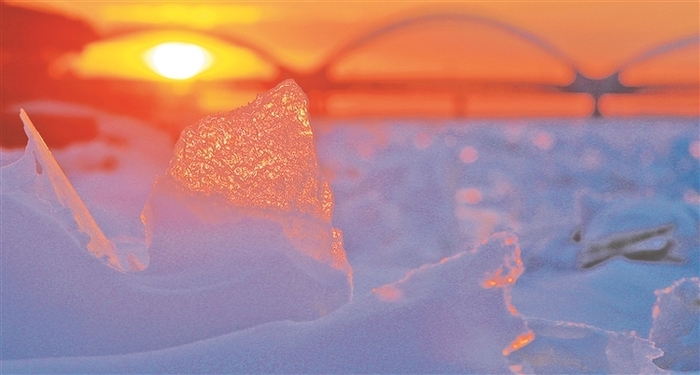 얼음으로 뒤덮힌 송화강의 황홀한 겨울 모습_fororder_rBABDGGkII-AB68QAAAAAAAAAAA275.767x410.750x401