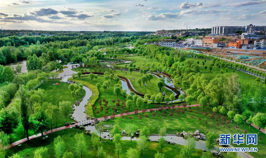 5月24日拍摄的榆林市榆溪河生态长廊（无人机照片）。  新华社记者 陶明 摄