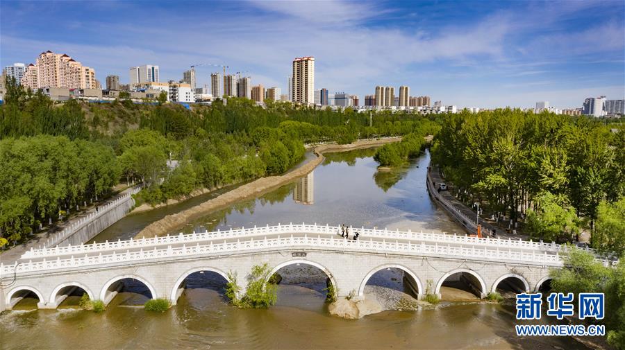 5月24日，市民在榆林市榆溪河生态长廊休闲（无人机照片）。 新华社记者 陶明 摄