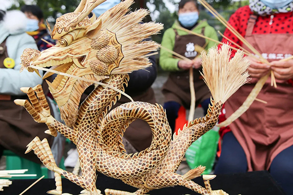 成都市龙泉驿区示范创建“竞进拉练”活动走进柏合街道_fororder_梨花街社区居民编制的柏合草编成品--供图--成都市龙泉驿区柏合街道办