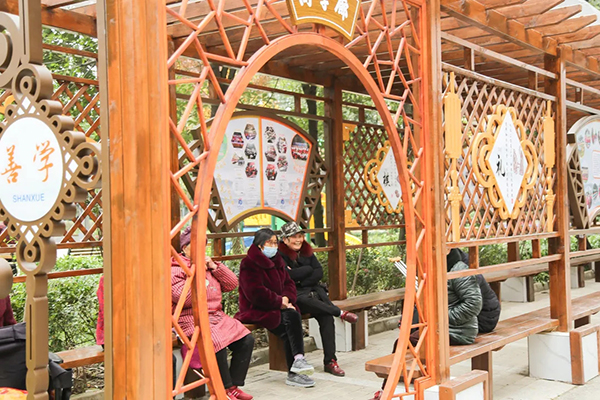 成都市龙泉驿区示范创建“竞进拉练”活动走进柏合街道_fororder_黎明社区旧车棚改造的文化长廊-供图--成都市龙泉驿区柏合街道