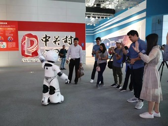 《魅力北京》四国拍摄组体验北京科技成果 感受创新活力_fororder_791588b971ebdf31ec3e5723fb63ea6