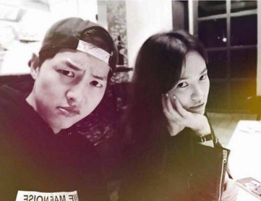 《太阳的后裔》演员有爱合照 宋仲基宋慧乔调皮自拍