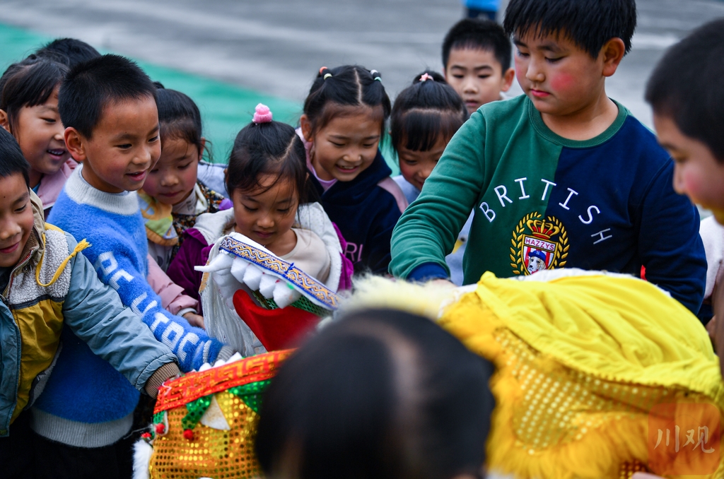 （转载）学非遗 “双减”之后 自贡荣县乡村小学生成为麒麟灯传承人