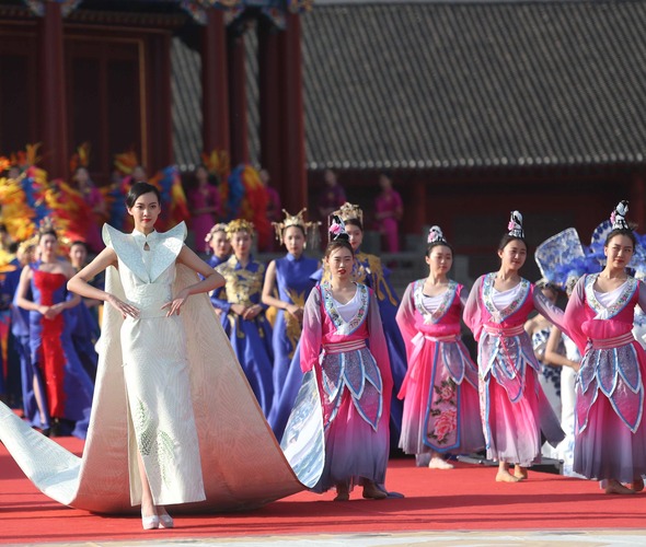 加快建設文化名城 瀋陽旗袍産業成為新經濟增長點