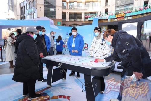相约冰雪盛会 “爱冰雪 同喝彩”冰雪嘉年华嗨翻“双奥之城”