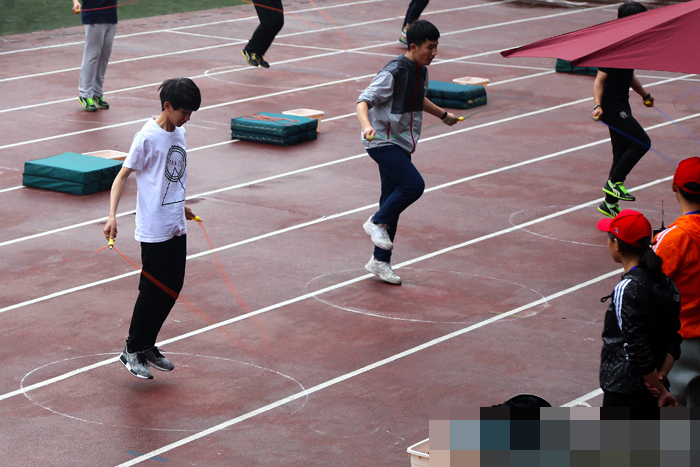 TFBOYS王源中考体考 跳绳跑步活力十足