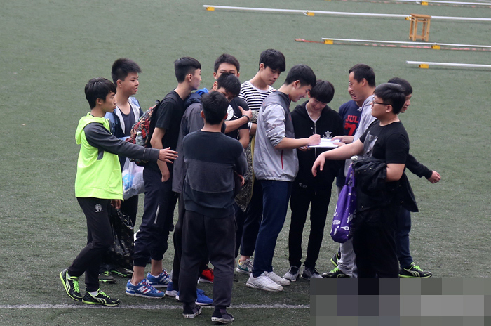 TFBOYS王源中考体考 跳绳跑步活力十足