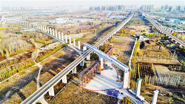 【頭條下文字】【萬噸高鐵橋高空轉體 鄭萬鐵路首次跨越京廣高鐵】