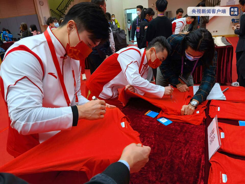 奥运健儿在香港举行示范表演 赠送观众签名礼物