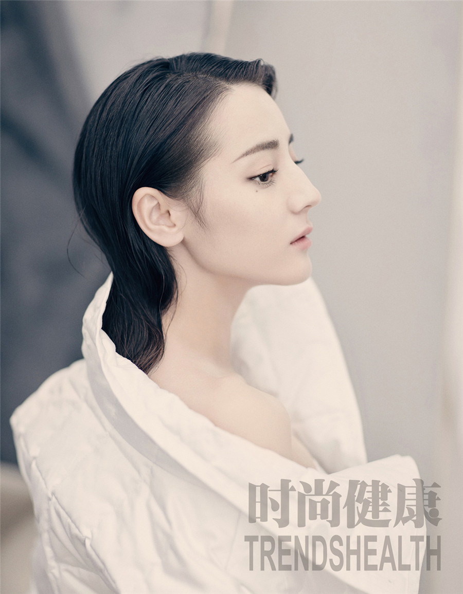 迪丽热巴最新封面大片曝光素雅风格美感十足