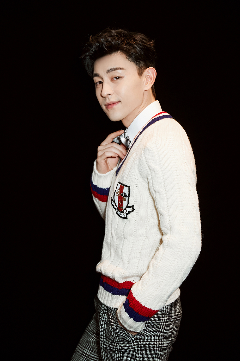 邓伦出席活动白色毛衣搭格纹长裤 被赞"学生会长"