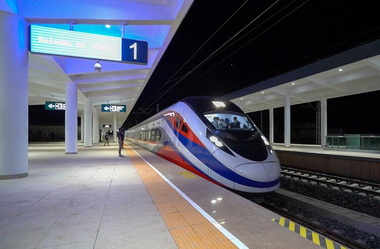 中老铁路老挝段首发列车平安抵达终点