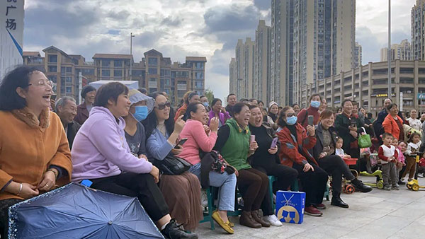 成都龙泉驿区东安街道文化惠民进社区幸福生活乐融融