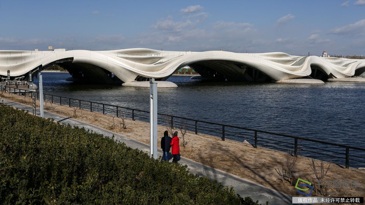 北京城市副中心景觀大橋外貌初現，流水造型猶如藝術品