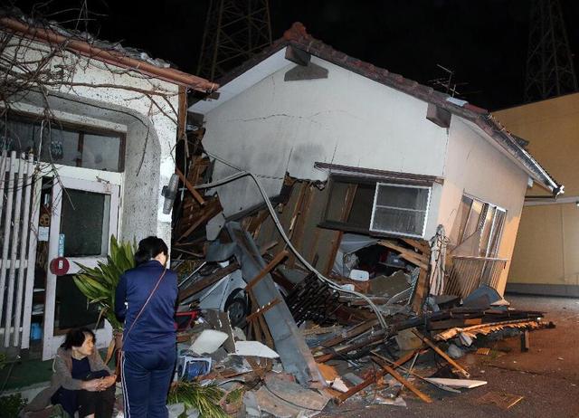 5级地震后民居倒塌一片狼藉 (组图)