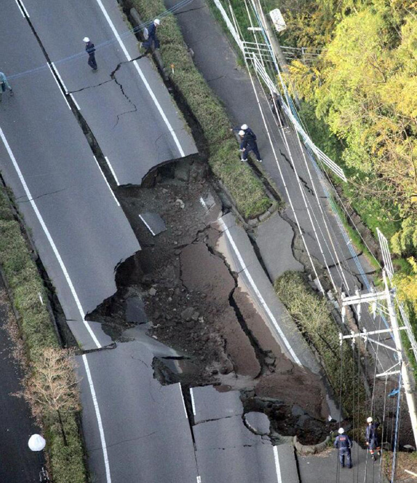 日本熊本县6.5级地震后民居倒塌一片狼藉 (组图)