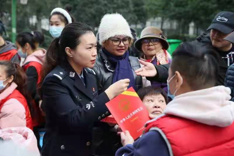 【原创】全国道德模范重庆女警何巧进社区开展宪法宣传