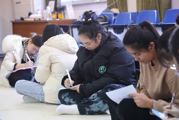 2021AMORE能量青年传递冬日温暖