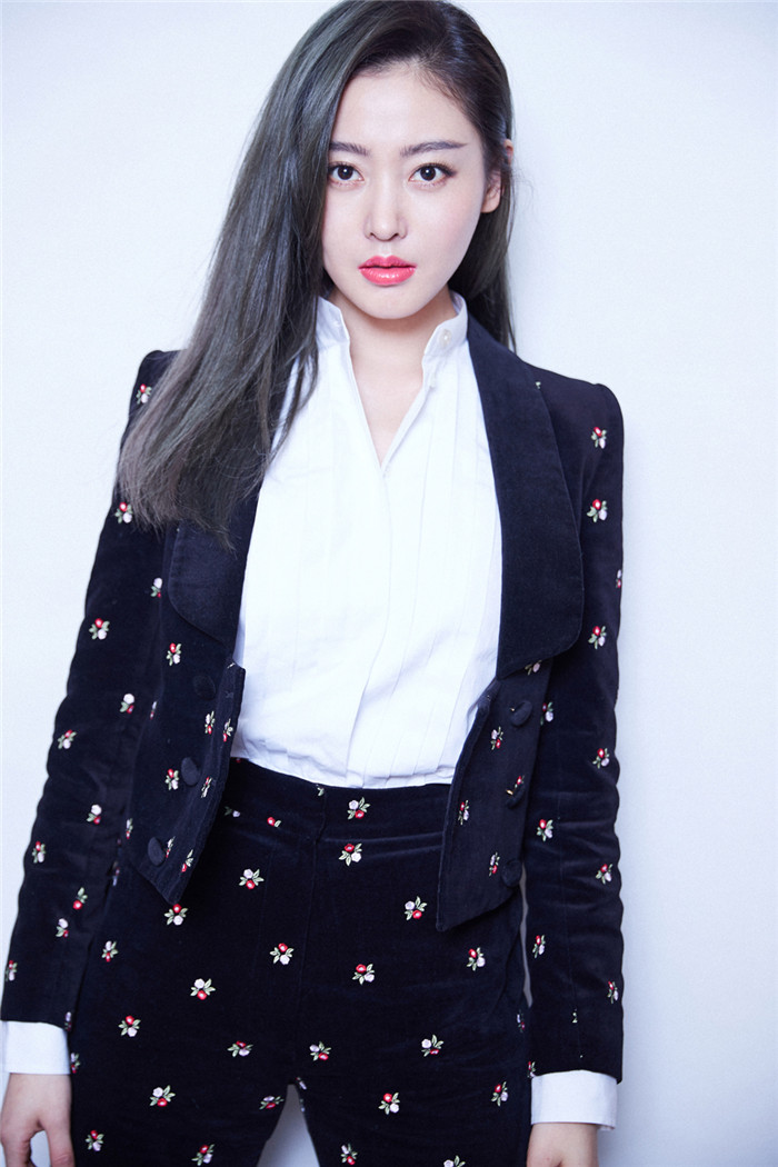 张天爱晒照片称胖了网友调侃月半了图