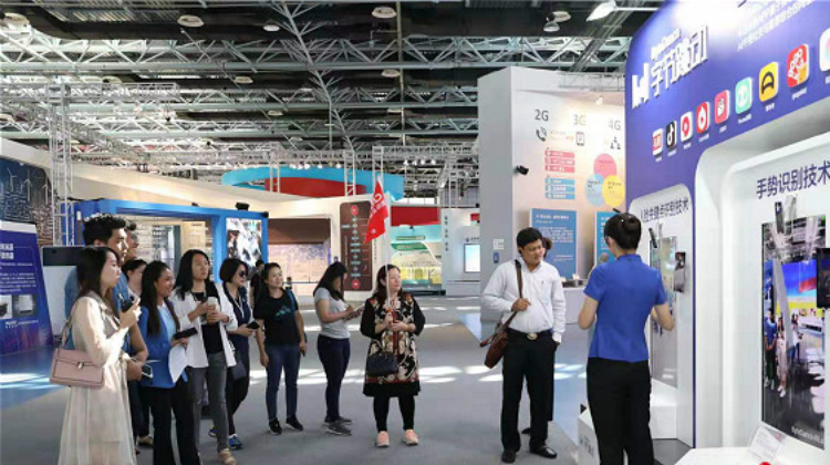 《魅力北京》四国拍摄组体验北京科技成果 感受创新活力_fororder_CqgNOl2KOKGANZ7WAAAAAAAAAAA887.600x400