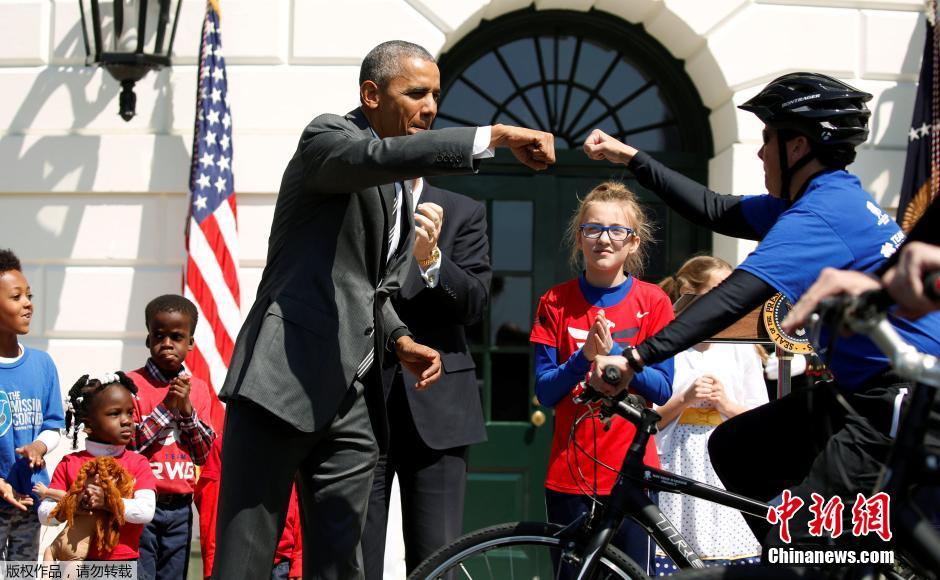 白宫举行“伤兵骑行”活动 奥巴马与选手击掌互动