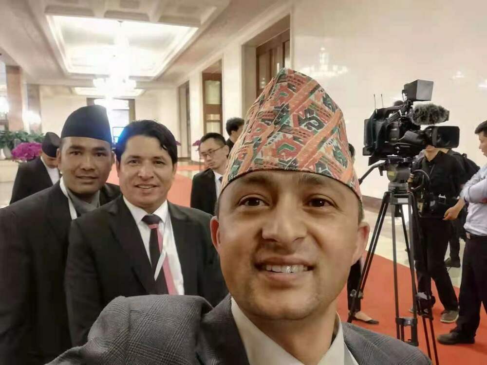बीआरआई नेपालका लागि कोषेढुंगाः ओलीको चीन भ्रमणका २ उपलब्धीः शिव दाहाल, पत्रकार_fororder_Shiba Dahal- sefie