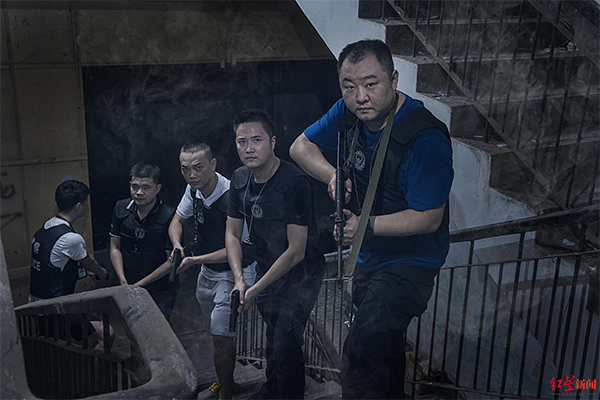 （转载）绵阳刑警执行公务突发脑溢血 至今已昏迷40余小时 妻子一直守候病房外……_fororder_未标题-3