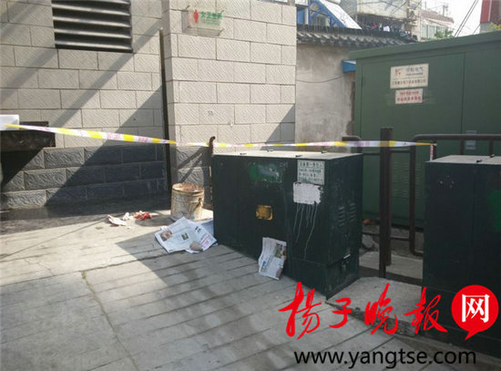 江苏女公厕纸篓内惊现男死婴 警方寻找家人(图)