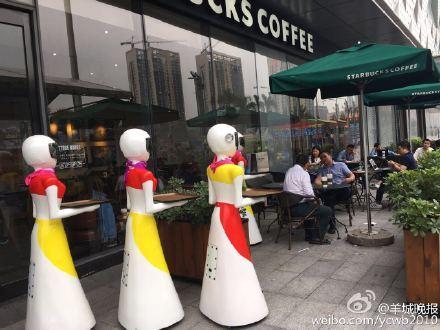 广州一土豪商场买金 8个机器人贴身服务引围观