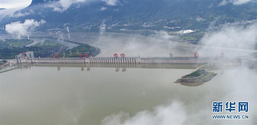 云雾蒸腾大坝美