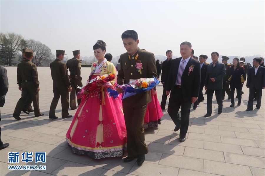 朝鲜民众向金日成和金正日铜像献花庆祝太阳节