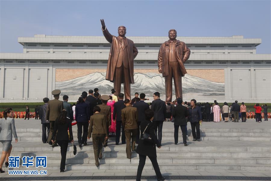 朝鲜民众向金日成和金正日铜像献花庆祝“太阳节”