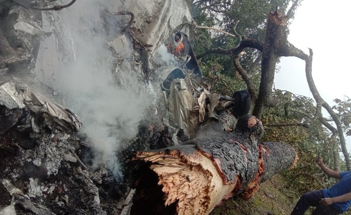 भारतीय सेना का हेलिकॉप्टर दुर्घटनाग्रस्त, हेलीकॉप्टर में सवार थे सीडीएस जनरल बिपिन रावत_fororder_811417-1