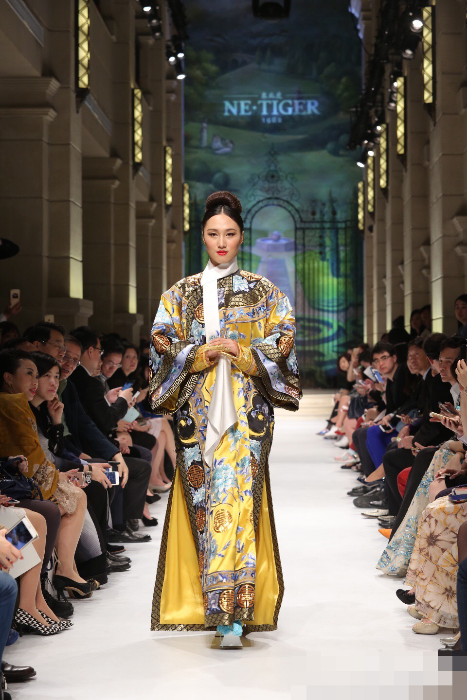 张虹慈禧装演绎T台首秀 踩花盆底鞋健步如飞