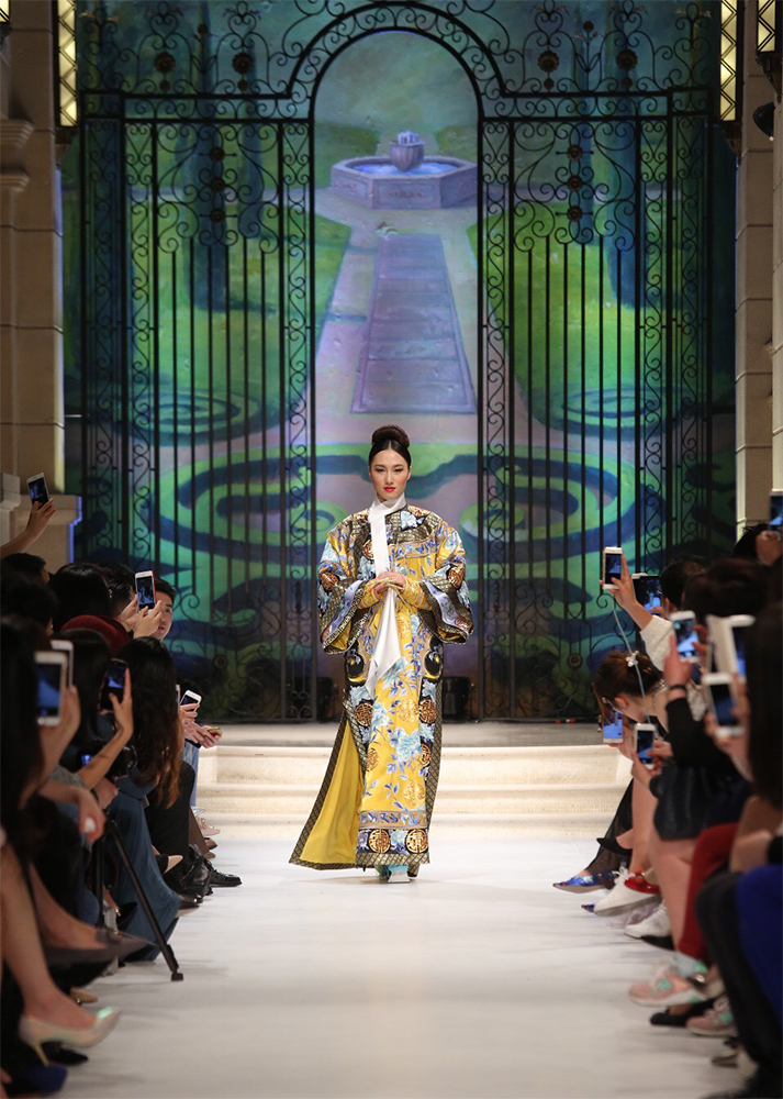 张虹慈禧装演绎T台首秀 踩花盆底鞋健步如飞