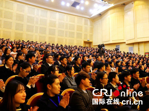 图片默认标题_fororder_3 河南师范大学领导及师生代表500余人聆听了报告（刘海燕 摄）