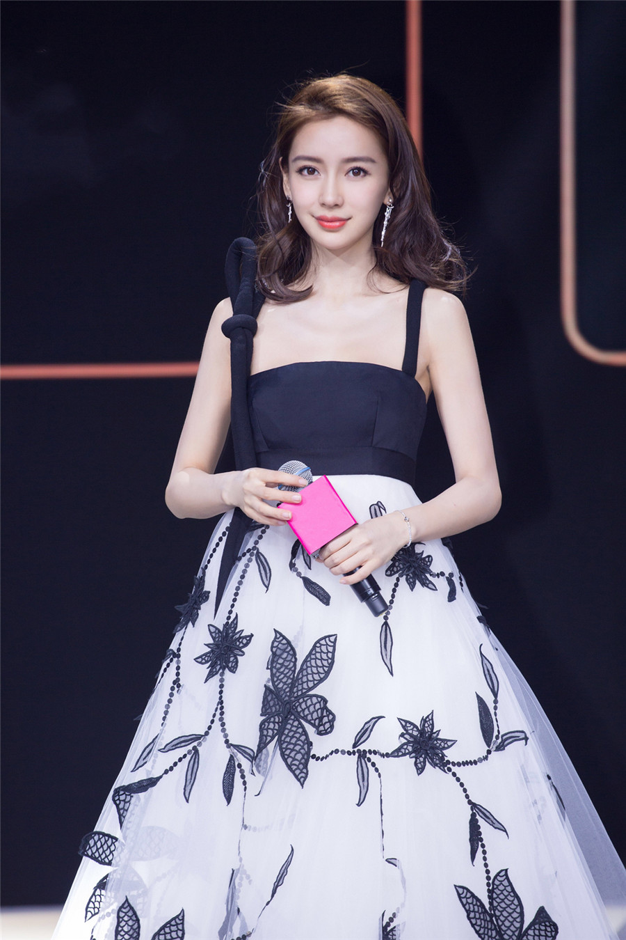 baby黑白吊带印花礼裙亮相 高贵优雅不失少女气息