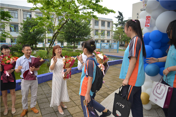 成都市成飞中学举行初中2019届学生毕业典礼