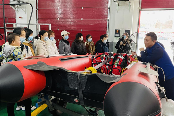 西安浐灞生态区：居民走进消防大队 零距离学习消防知识_fororder_图片703