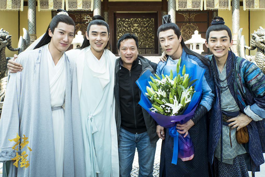 杨幂杀青开心比v 发《扶摇》剧组大合照