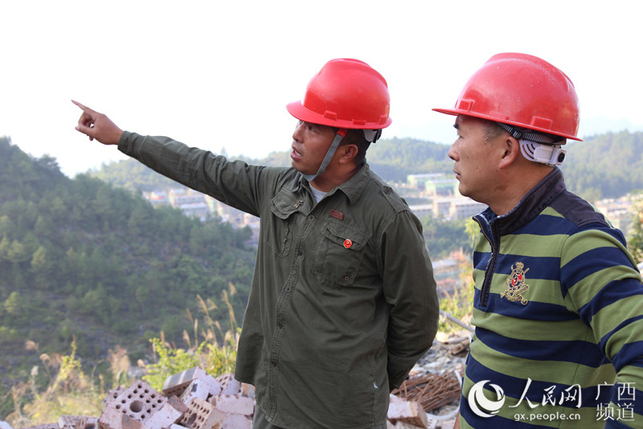 【焦點圖】【八桂大地、八桂大地-河池】【園區建設】360行 行行有黨員  扶貧搬遷項目駐點記：建“千家瑤寨”造福瑤鄉（圖文）