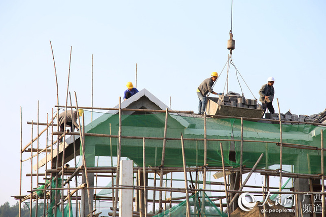 【焦點圖】【八桂大地、八桂大地-河池】【園區建設】360行 行行有黨員  扶貧搬遷項目駐點記：建“千家瑤寨”造福瑤鄉（圖文）