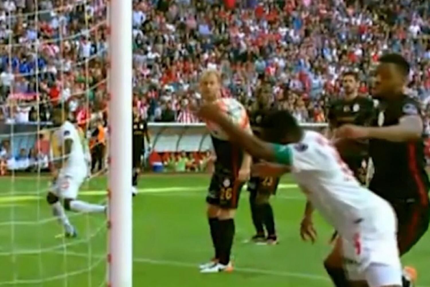 埃托奥重演上帝之手 这一刻他被老马亨利附体(图)