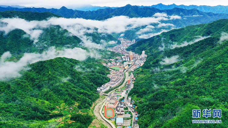 航拍：秦嶺“綠都”寧陜 天高雲逸山青水碧