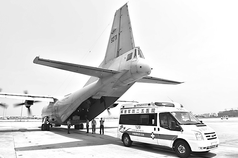 中国军机首次公开降落永暑礁 转运三名重病工人